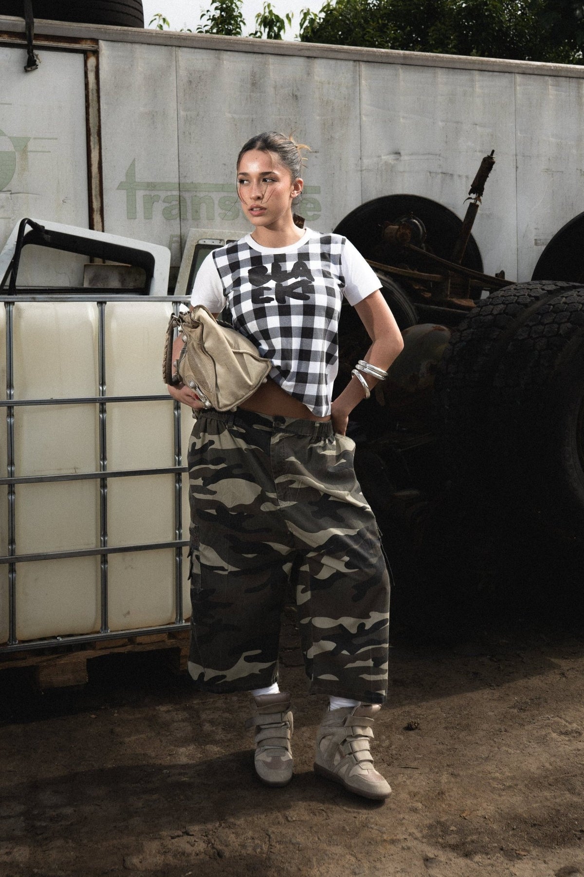 VINTAGE CAMO CARGO SHORTS - VESSEL, racing forward